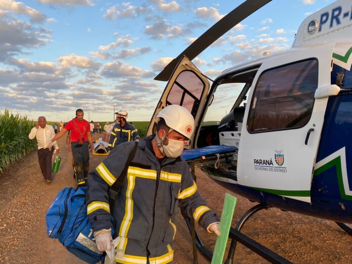 Vítimas são resgatadas por equipe aeromédica do SAMU e bombeiros em área rural no interior do Paraná