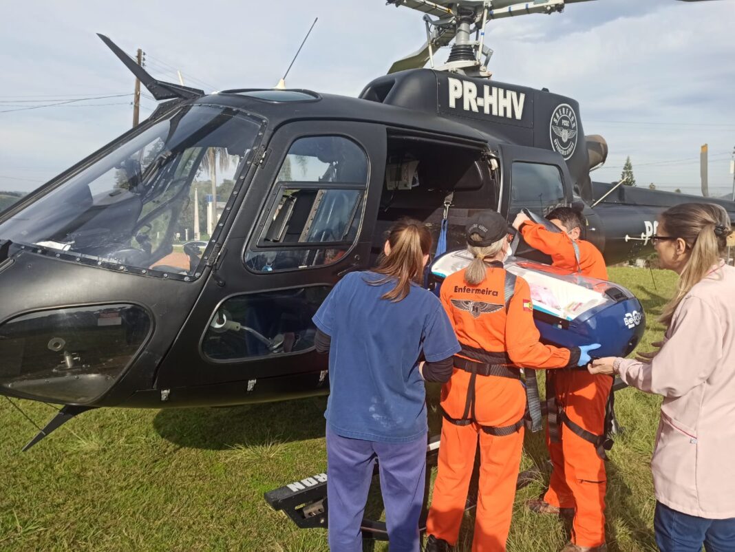 Serviço aeromédico do Oeste Catarinense transporta bebê em incubadora Babypod