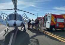 Vítimas de colisão entre dois veículos são resgatadas por equipes do SAMU, Defesa Civil e bombeiros no Paraná