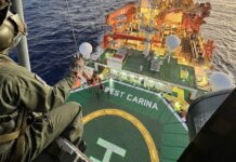 Esquadrão Falcão da FAB resgata tripulante que passou mal em navio de perfuração West Karina