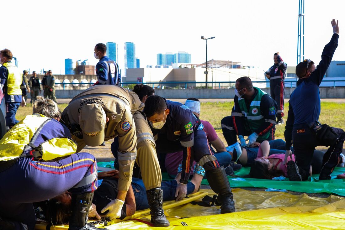 Alunos da Etec de Rio Preto simulam resgate de acidente aéreo
