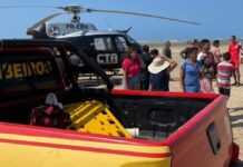 Centro Tático Aéreo e bombeiros resgatam tripulantes de embarcação naufragada em Tutóia, MA