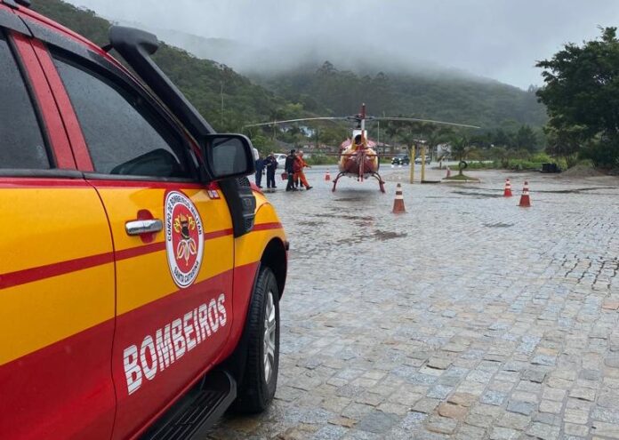 Bombeiros e SAMU resgatam vítimas de queda de veículo em ribanceira em Santo Amaro da Imperatriz, SC