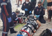 Mulher em parada cardiorrespiratória é salva por bombeiros e equipes do SAMU na praia de Jurerê, SC
