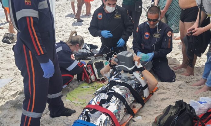 Mulher em parada cardiorrespiratória é salva por bombeiros e equipes do SAMU na praia de Jurerê, SC