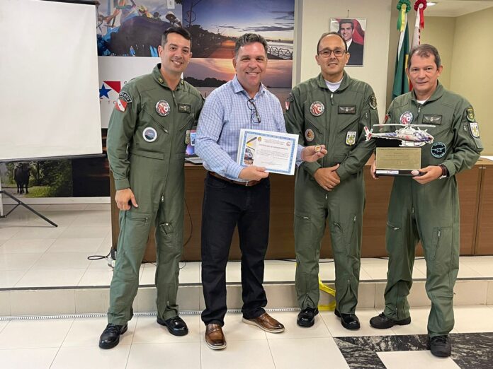 O palestrante, coronel da Polícia Militar de São Paulo, Eduardo Alexandre Beni recebendo troféu das mão dos Cel Armando, comandante do GRAESP.