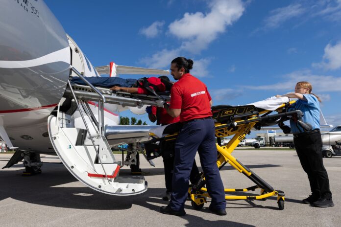 Agências de Aviação dos EUA e da Europa certificam versão aeromédica do jato Phenom 300 da Embraer. Foto: Richard Maneen.