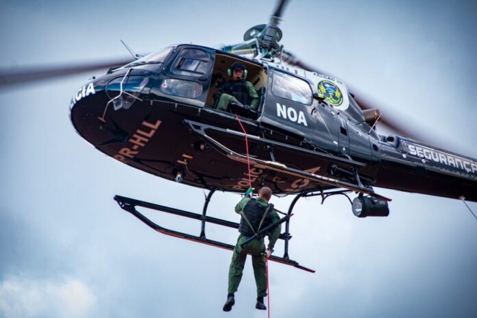 A equipe embarcada contou com Piloto, Copiloto, Médico, Enfermeira e Operador Aerotático. Foto: Daniel Garcia.
