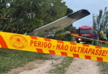 Corpo de Bombeiros e SAMU realizam atendimento de acidente aeronáutico na cidade de Imbituba, SC