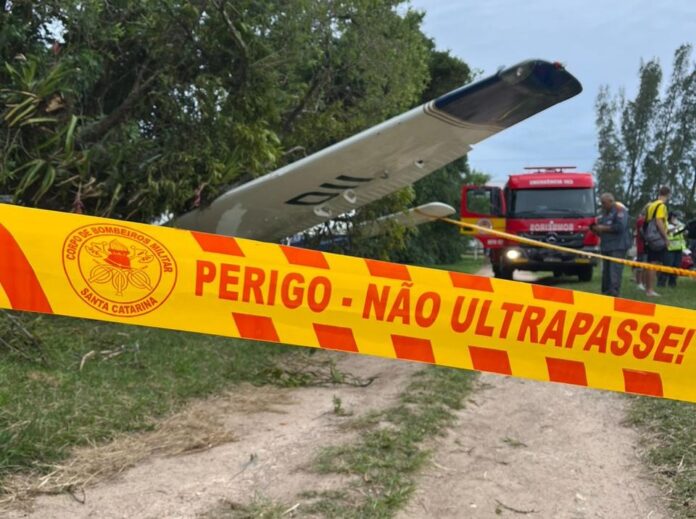 Corpo de Bombeiros realiza atendimento de acidente aeronáutico na cidade de Imbituba, SC