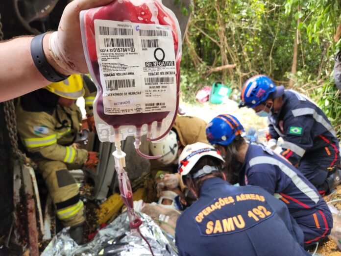 Vítima de grave acidente na BR-487 recebe transfusão de sangue no local e é transportada de helicóptero.