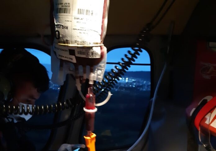 Transfusões de sangue salvam vidas de vítimas graves na cena ou durante o transporte aeromédico em SC.