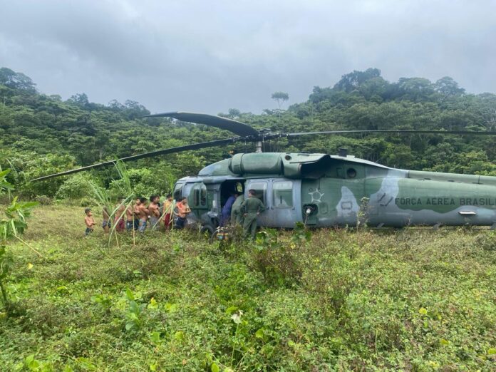 Aeronave da FAB realiza evacuação aeromédica de gestante em terra Yanomami