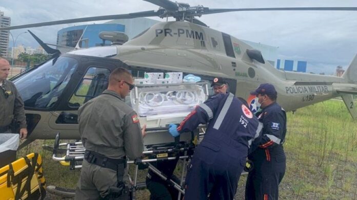 Recém-nascido com quadro clinico grave é levado em helicóptero da PM para Tubarão para tratamento