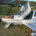 Paraquedas do avião Cirrus SR22 salva piloto e copiloto em Lages, SC