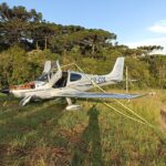 Paraquedas do avião Cirrus SR22 salva piloto e copiloto em Lages, SC