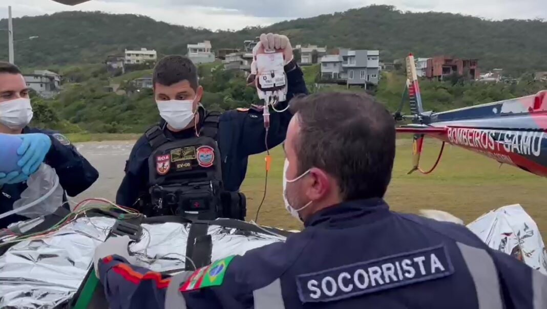 Transfusões de sangue salvam vidas de vítimas graves na cena ou durante o transporte aeromédico em SC.