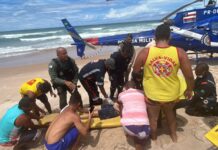 Bombeiros, SAMU e GRAER resgatam duas vítimas de afogamento na praia de Ipitanga, BA