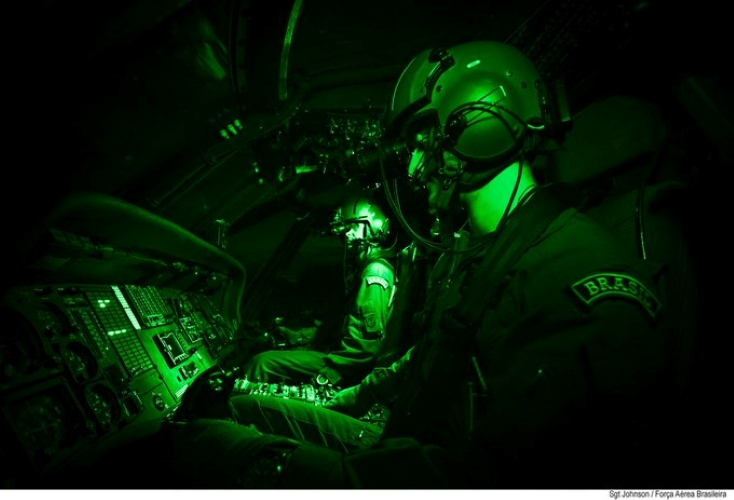 Força Aérea Brasileira resgata criança yanomami com emprego de óculos de visão noturna
