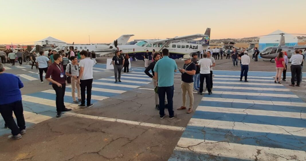 Maior feira de aviação de negócios do Centro-Oeste reúne empresas no aeroporto de Goiânia