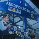 Governador destacou a importância da iluminação para o transporte de pacientes em inauguração da iluminação do aeródromo de Feijó. Foto: Marcos Vicentti/Secom