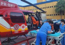 Criança atropelada por veículo do próprio pai é transferida de helicóptero para hospital de Joinville