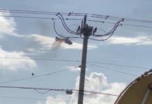 Helicóptero de resgate do Xerife de Broward cai sobre casa em Pompano Beach, Flórida (EUA)