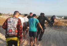 Piloto de motocross é resgatado pela CIOPAER após sofrer acidente na praia do Porto das Dunas, CE