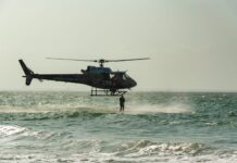 Equipe do Centro Tático Aéreo resgata grupo de pesquisadores na Praia da Guia, Maranhão