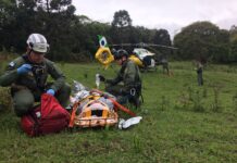 Equipes de resgate do Falcão 03 e do GOST socorrem homem ferido no Morro do Canal, Paraná
