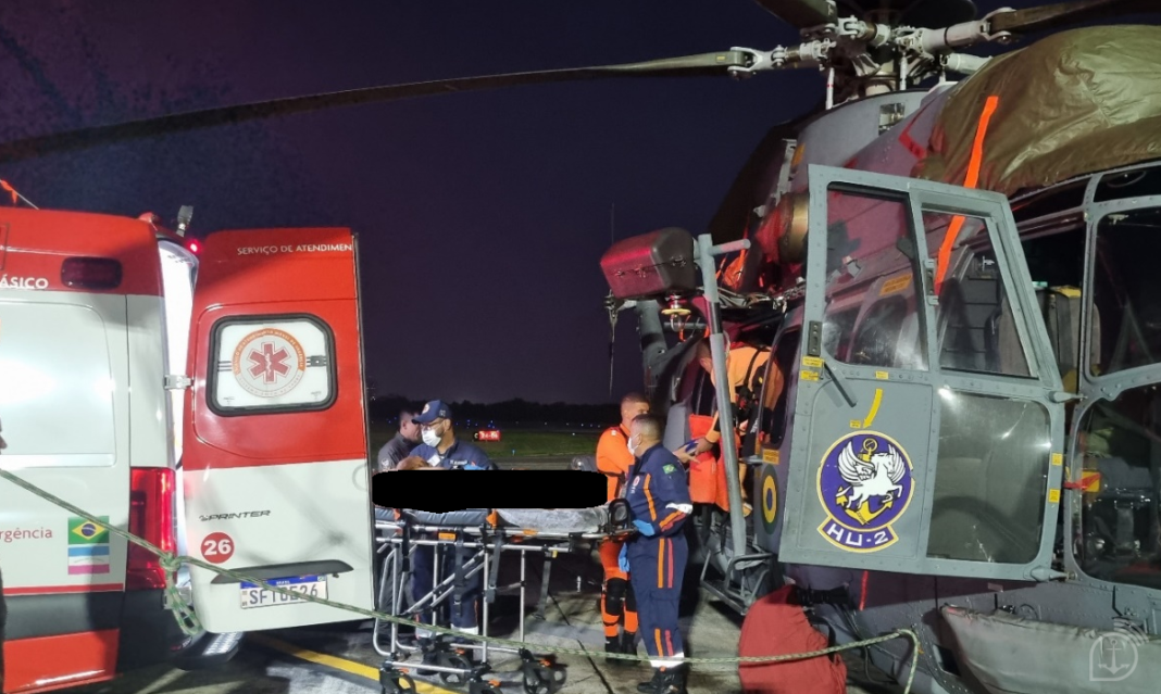 Marinha resgata tripulante enfermo a 140 km da costa do Espírito Santo