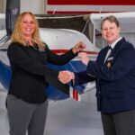Stacie Townsend, vice-presidente de gerenciamento do programa de missões especiais da Textron Aviation passa as chaves para o brigadeiro-general Regena Aye, vice-comandante nacional da Patrulha Aérea Civil (Foto: Business Wire)