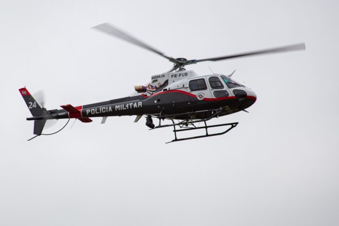 Helicóptero da PM já realizou mais de 14 horas de voo nas buscas do R44 desaparecido na Serra do Mar