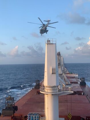 Esquadr&atilde;o Falc&atilde;o da FAB resgata tripulante embarcado em navio na costa de Pernambuco