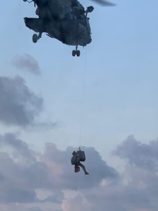 Esquadr&atilde;o Falc&atilde;o da FAB resgata tripulante embarcado em navio na costa de Pernambuco