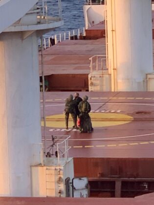 Esquadr&atilde;o Falc&atilde;o da FAB resgata tripulante embarcado em navio na costa de Pernambuco