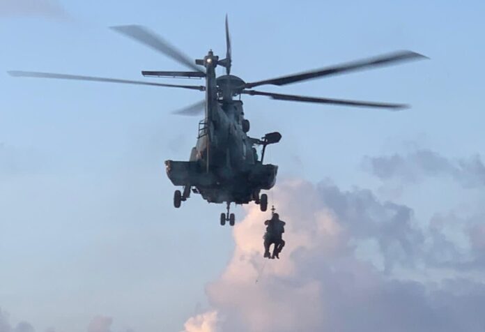 Esquadrão Falcão da FAB resgata tripulante embarcado em navio na costa de Pernambuco
