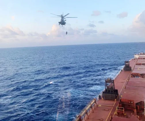 Helic&oacute;ptero da For&ccedil;a A&eacute;rea Brasileira (FAB) resgatou um tripulante turco com suspeita de infarto em navio em alto-mar &mdash; Foto: FAB/Divulga&ccedil;&atilde;o