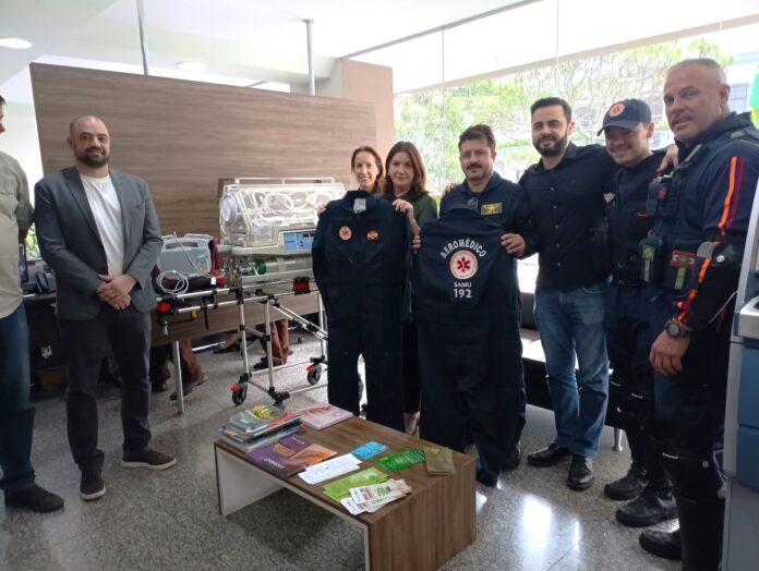 Secretaria da Saúde de Santa Catarina entrega novos uniformes para o serviço aeromédico do SAMU