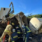 Bombeiros e equipe aeromédica do SAMU resgatam vítima de acidente com carreta carregada de gasolina
