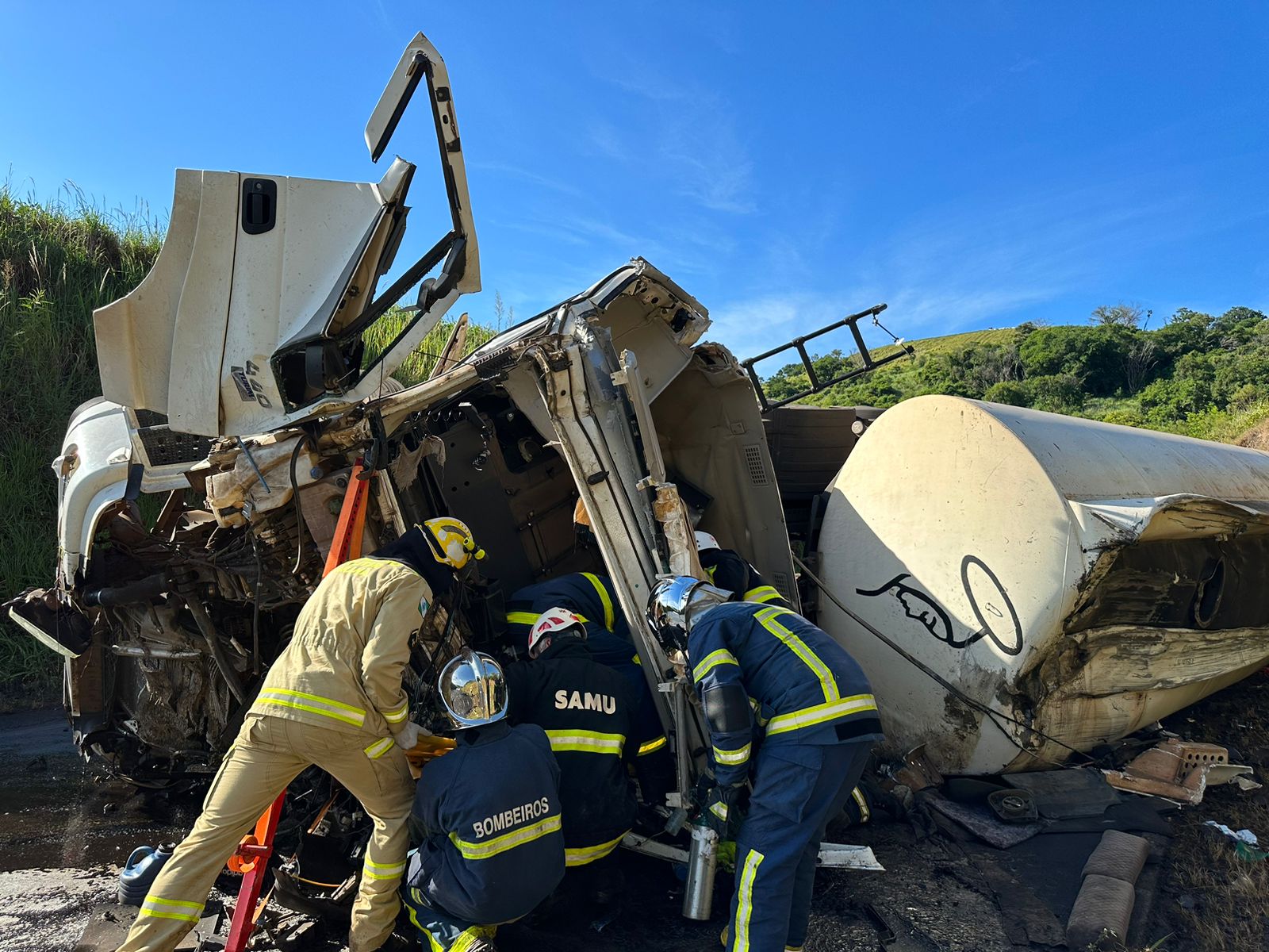 Bombeiros e equipe aeromédica do SAMU resgatam vítima de acidente com carreta carregada de gasolina