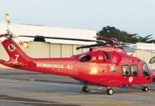 Porta do helicóptero AW169 do Corpo de Bombeiros do Rio de Janeiro soltou-se durante o voo e atingiu casa Foto: Helicópteros Brasil Facebook.