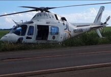 Helicóptero da Brigada Militar que transportava o vice-governador do RS faz pouso de emergência em estrada Helicóptero da Brigada Militar que transportava o vice-governador do RS faz pouso de emergência em estrada