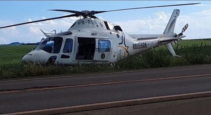 Helicóptero da Brigada Militar que transportava o vice-governador do RS faz pouso de emergência em estrada Helicóptero da Brigada Militar que transportava o vice-governador do RS faz pouso de emergência em estrada