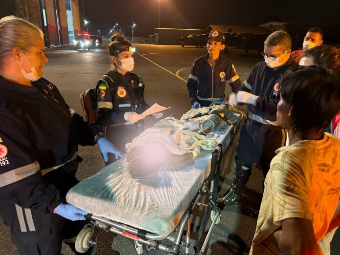 FAB realiza evacuação aeromédica noturna de criança vítima de afogamento em Terra Indígena Yanomami FAB realiza evacuação aeromédica noturna de criança vítima de afogamento em Terra Indígena Yanomami