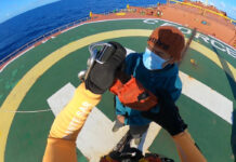 Marinha resgata tripulante indonésio a mais de 2.300 km da costa brasileira Marinha resgata tripulante indonésio a mais de 2.300 km da costa brasileira