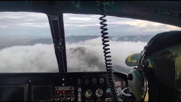 Bombeiros e CIOPAER resgatam mulher na Serra de Maranguape, Ceará Bombeiros e CIOPAER resgatam mulher na Serra de Maranguape, Ceará