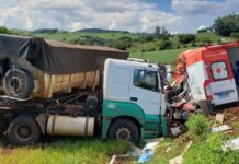 Equipes aeromédicas e bombeiros resgatam vítimas de acidente com ambulância do SAMU na PR-170 Dois helicópteros aeromédicos e bombeiros resgatam vítimas de acidente com ambulância do SAMU na PR-170