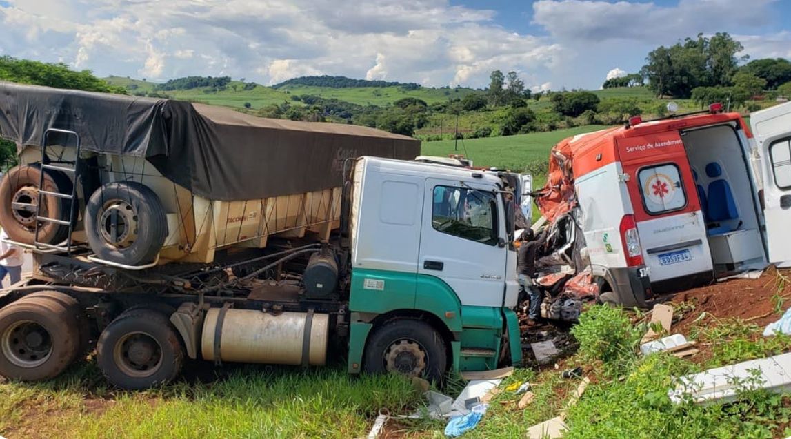 Dois helicópteros aeromédicos e bombeiros resgatam vítimas de acidente com ambulância do SAMU na PR-170