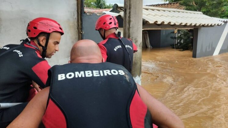 Equipe do Notaer procurando por v&iacute;timas que precisavam de resgate no Sul do ES &mdash; Foto: Divulga&ccedil;&atilde;o/Notaer-ES